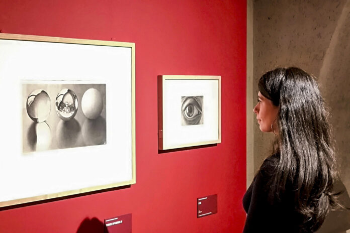 - El artista gráfico neerlandés y accidentalmente matemático Maurits Cornelis Escher merece desde mañana una exposición retrospectiva en el centro cultural Somerset House del centro del Londres, que podrá verse hasta el próximo 6 de septiembre. Son más de 150 obras las que componen esta selección de creaciones en las que Escher (1898 - 1972) dio rienda suelta a su imaginación teniendo siempre en cuenta las figuras, la geometría y las dimensiones, jugando con ellas hasta crear un estilo único. EFE/ Guillermo Garrido
