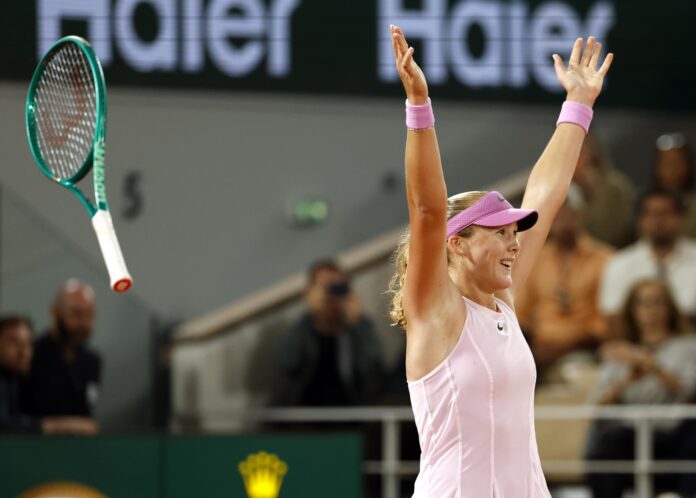 La rusa Mirra Andreeva celebra su victoria y jugará a sus 19 años en Roland Garros su primera final de un Grand Slam, tras haber ganar a la ucraniana Marta Kostyuk por 6-1 y 6-3. EFE/EPA/YOAN VALAT
