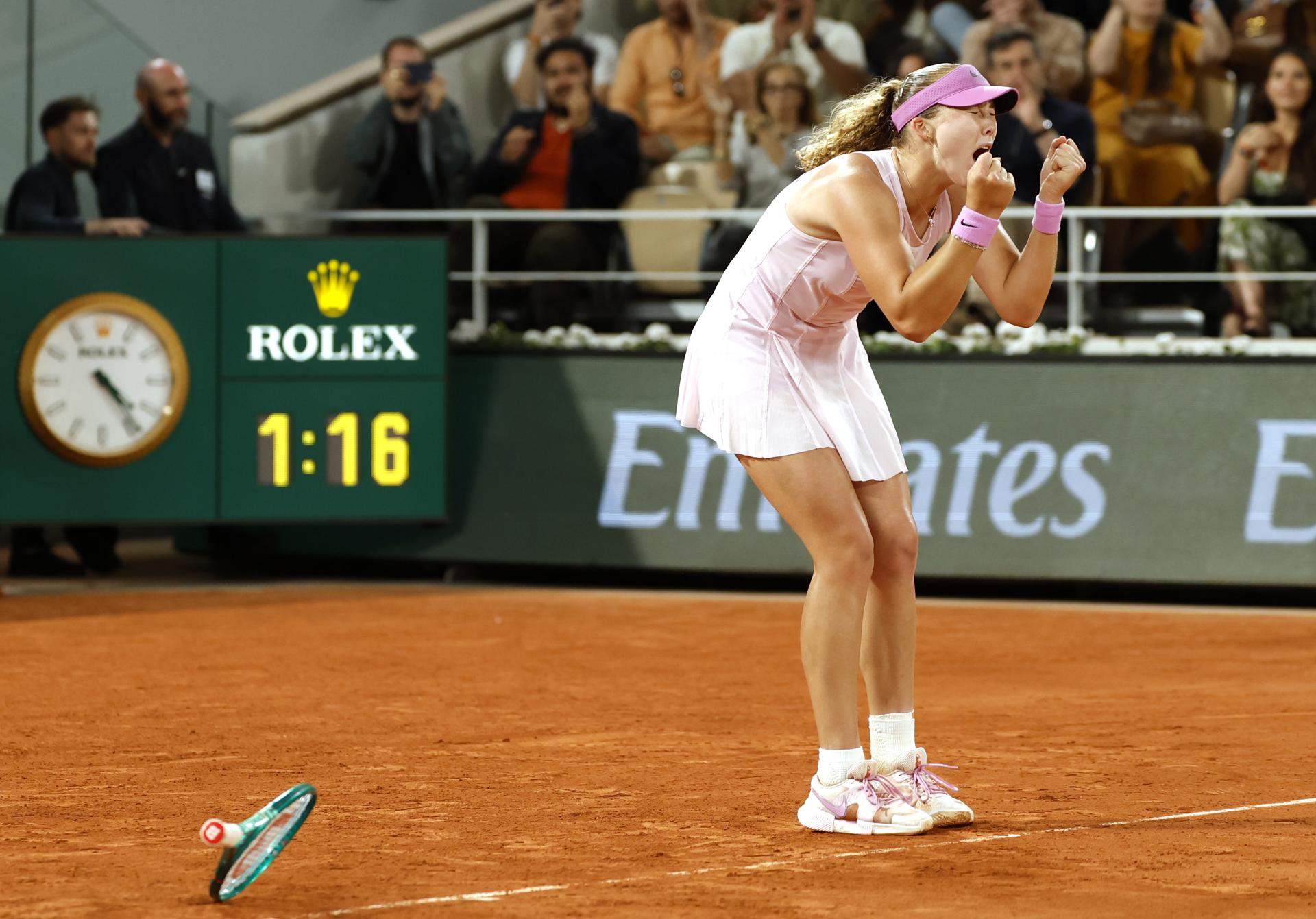 La rusa Mirra Andreeva celebra su victoria y jugará a sus 19 años en Roland Garros su primera final de un Grand Slam, tras haber ganar a la ucraniana Marta Kostyuk por 6-1 y 6-3. EFE/EPA/YOAN VALAT
