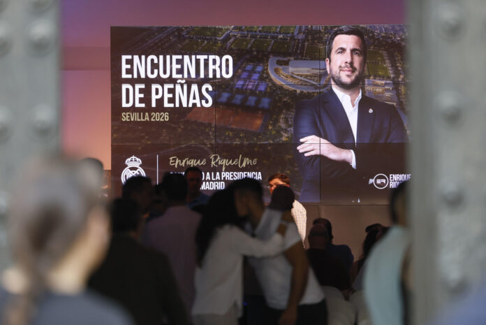 El candidato a la presidencia del Real Madrid, Enrique Riquelme, asiste a un encuentro con las peñas celebrado este martes en Sevilla. EFE/ José Manuel Vidal
