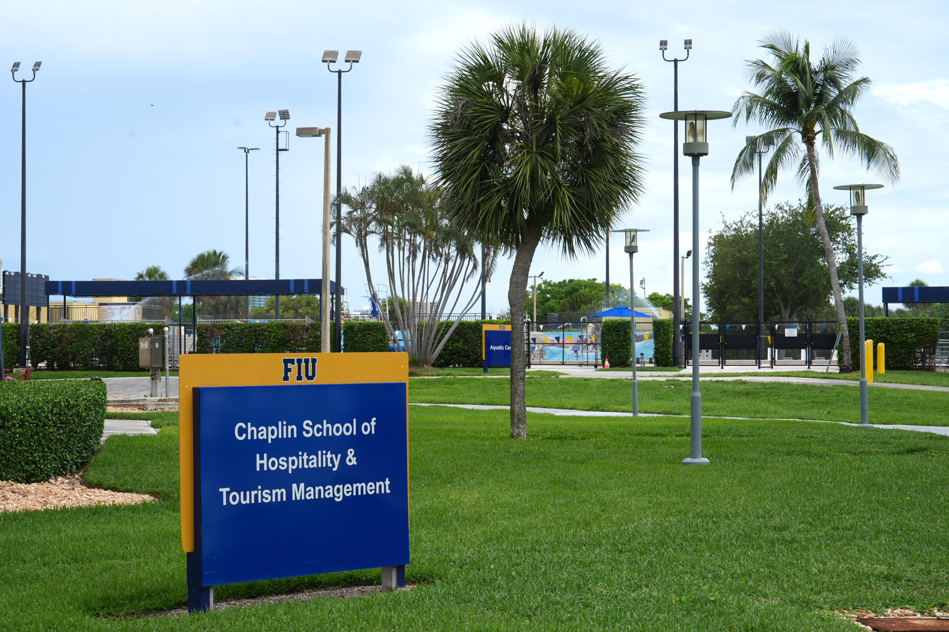 Fotografía del 28 de mayo de 2025 que muestra el cartel de la Escuela Chaplin de Gestión de Hostelería y Turismo de la Universidad Internacional de Florida (FIU) en Biscayne Bay Campus en Miami (EE.UU.). EFE/ Alberto Boal
