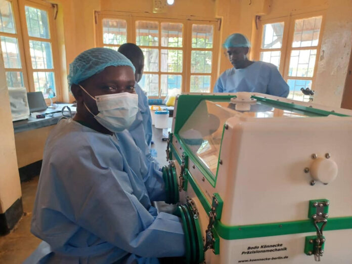 Miembros de los equipos del Instituto Nacional de Investigación Biomédica y de la OMS en RD Congo han establecido un laboratorio de diagnóstico de Ébola utilizando la plataforma RadiOne, con el fin de acelerar la confirmación de casos y apoyar una respuesta rápida y efectiva en el terreno. Los ministros de Salud de los ocho países que componen la Comunidad de África Oriental (EAC, en inglés) han acordado 