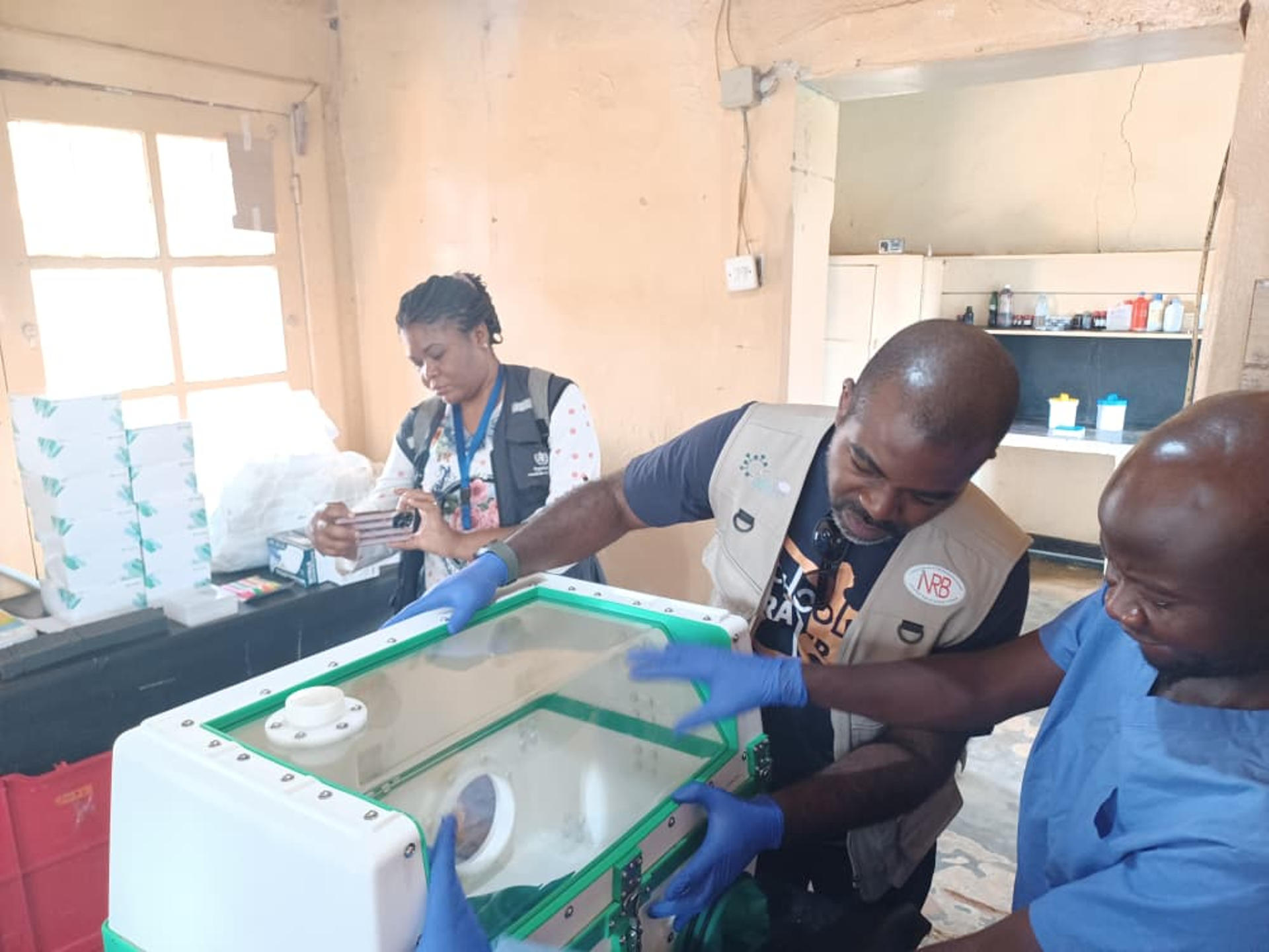- Miembros de los equipos del Instituto Nacional de Investigación Biomédica y de la OMS en RD Congo han establecido un laboratorio de diagnóstico de Ébola utilizando la plataforma RadiOne, con el fin de acelerar la confirmación de casos y apoyar una respuesta rápida y efectiva en el terreno. Los ministros de Salud de los ocho países que componen la Comunidad de África Oriental (EAC, en inglés) han acordado "medidas regionales urgentes" para fortalecer la respuesta al brote de ébola en el este de la República Democrática del Congo (RDC), que se propagó a Uganda, anunció este jueves ese bloque. EFE/ Instituto Nacional de Investigación Biomédica de RD Congo - SOLO USO EDITORIAL/SOLO DISPONIBLE PARA ILUSTRAR LA NOTICIA QUE ACOMPAÑA (CRÉDITO OBLIGATORIO) -
