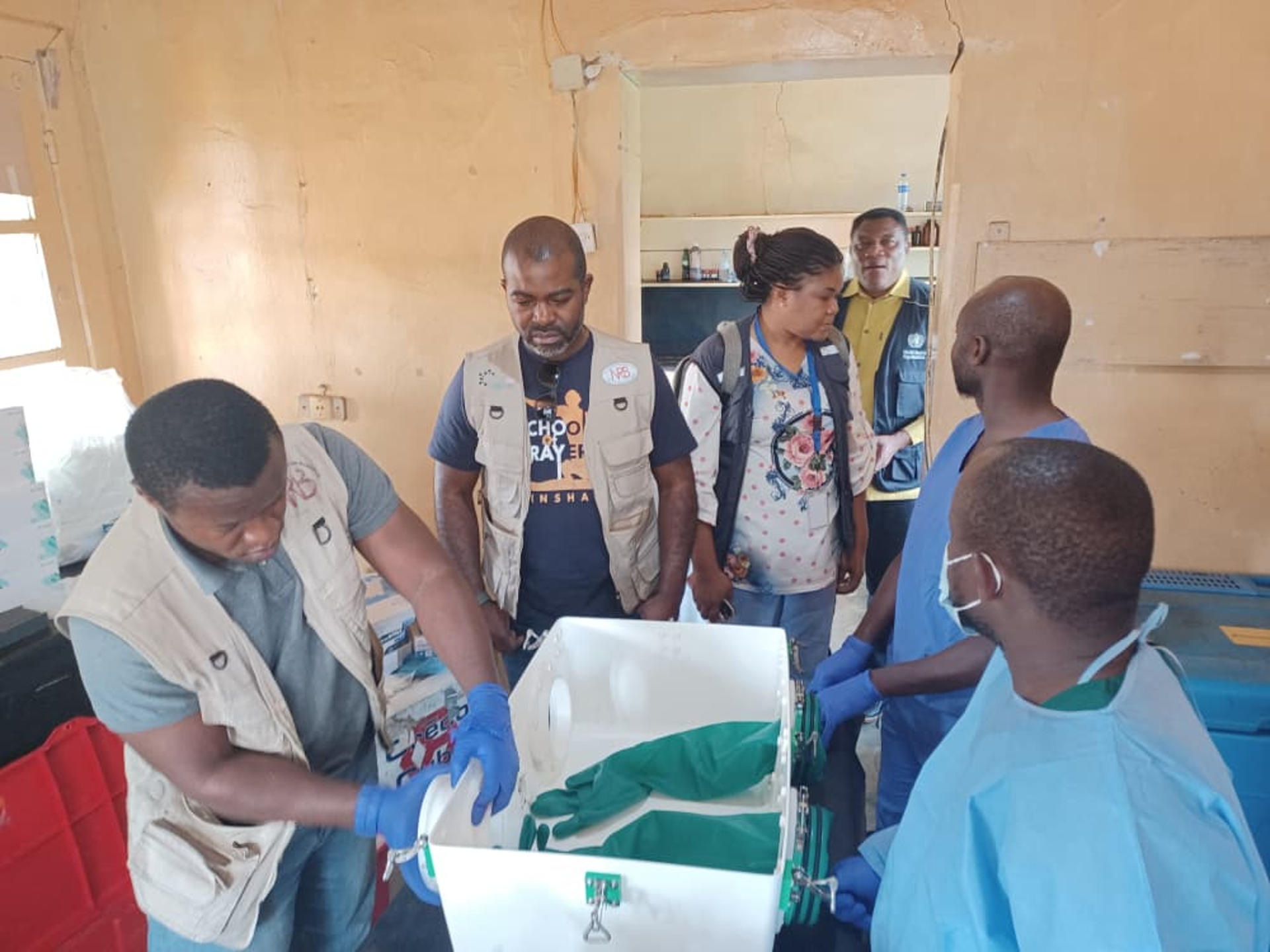 Miembros de los equipos del Instituto Nacional de Investigación Biomédica y de la OMS en RD Congo han establecido un laboratorio de diagnóstico de Ébola utilizando la plataforma RadiOne, con el fin de acelerar la confirmación de casos y apoyar una respuesta rápida y efectiva en el terreno. Los ministros de Salud de los ocho países que componen la Comunidad de África Oriental (EAC, en inglés) han acordado "medidas regionales urgentes" para fortalecer la respuesta al brote de ébola en el este de la República Democrática del Congo (RDC), que se propagó a Uganda, anunció este jueves ese bloque. EFE/ Instituto Nacional de Investigación Biomédica de RD Congo - SOLO USO EDITORIAL/SOLO DISPONIBLE PARA ILUSTRAR LA NOTICIA QUE ACOMPAÑA (CRÉDITO OBLIGATORIO) -
