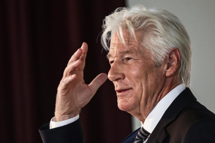 El actor estadounidense Richard Gere presenta el proyecto 'Joint Initiative on Migration' en Berlín, Alemania, el 04 de junio de 2026. Este nuevo proyecto tiene como objetivo reformular los debates sobre la política migratoria y examinar el impacto de la migración en Europa y África. (Alemania) EFE/EPA/FILIP SINGER
