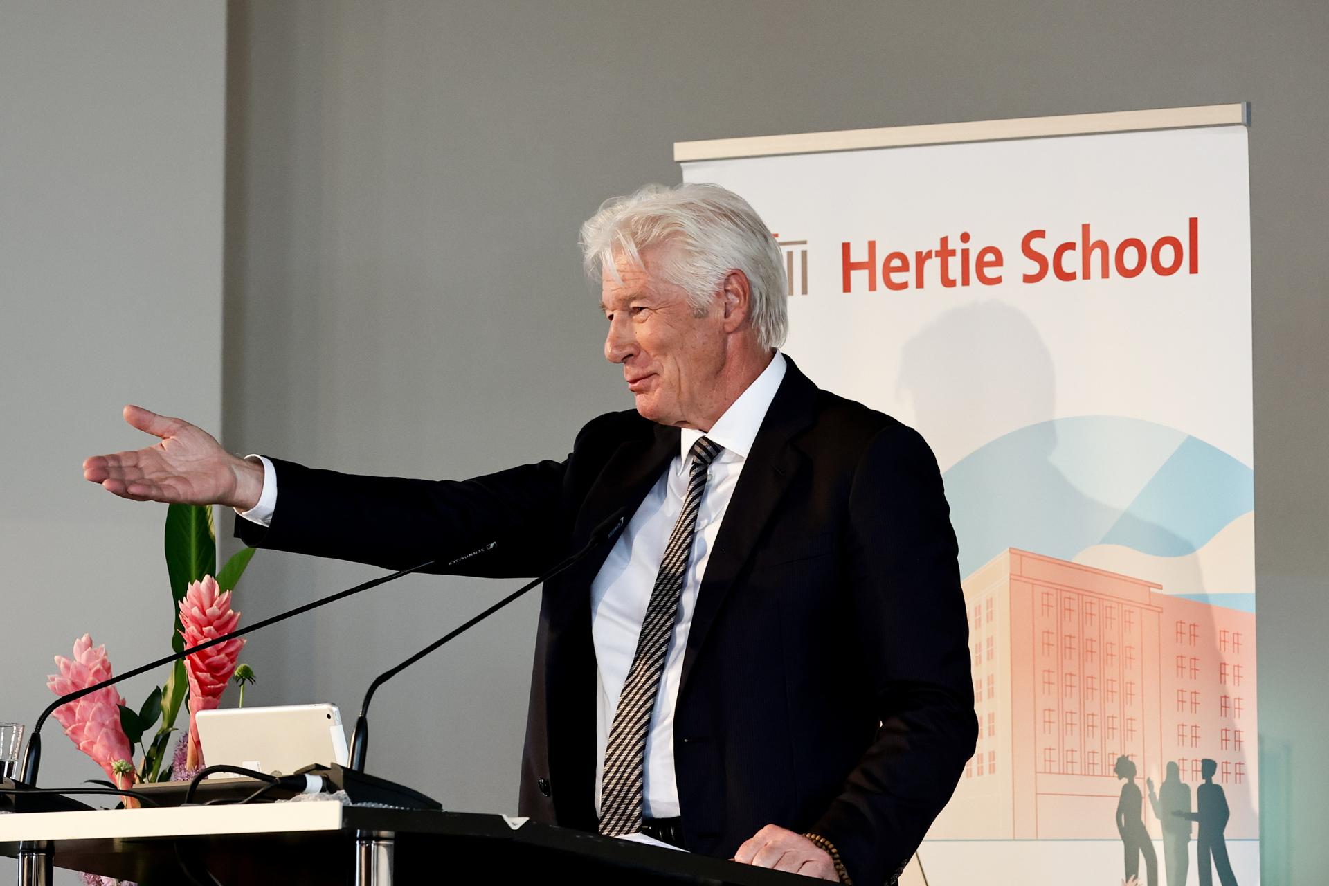 El actor estadounidense Richard Gere presenta el proyecto 'Iniciativa Conjunta sobre Migración' en Berlín, Alemania, el 04 de junio de 2026. Este nuevo proyecto tiene como objetivo reformular los debates sobre políticas migratorias y examinar el impacto de la migración en Europa y África. (Alemania) EFE/EPA/FILIP SINGER
