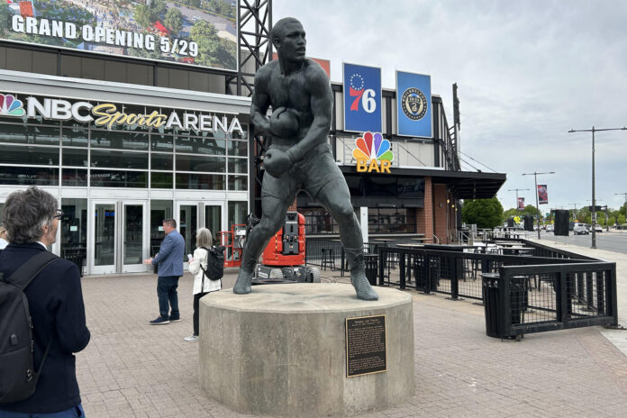 Fotografía del 28 de abril de 2026 que muestra la estatua del boxeador Joe Frazier ubicada en el exterior de la NBC Sports Arena, en el sur de Filadelfia, Pensilvania (EE.UU.). EFE/ Andrés Sánchez Braun
