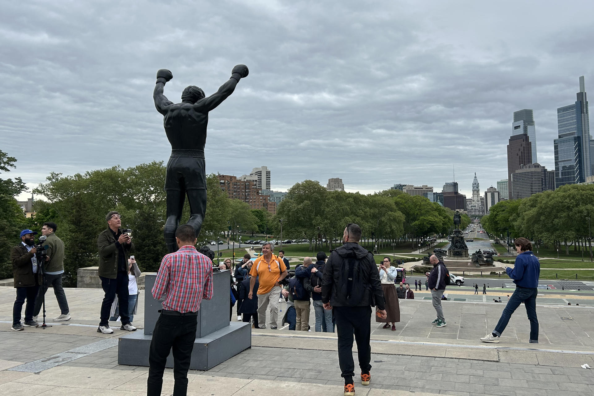 Fotografía del 28 de abril de 2026 que muestra a personas observando la estatua de Rocky Balboa ubicada en las escaleras del Museo de Arte de Filadelfia, Pensilvania (EE.UU.). EFE/ Andrés Sánchez Braun
