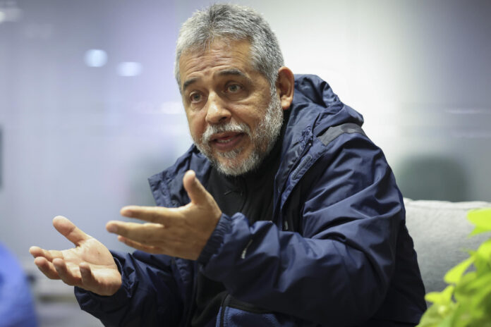 El escritor colombiano Mario Mendoza fue captado el pasado 29 de mayo, durante una entrevista con EFE, en Sao Paulo (Brasil). EFE/Sebastiao Moreira
