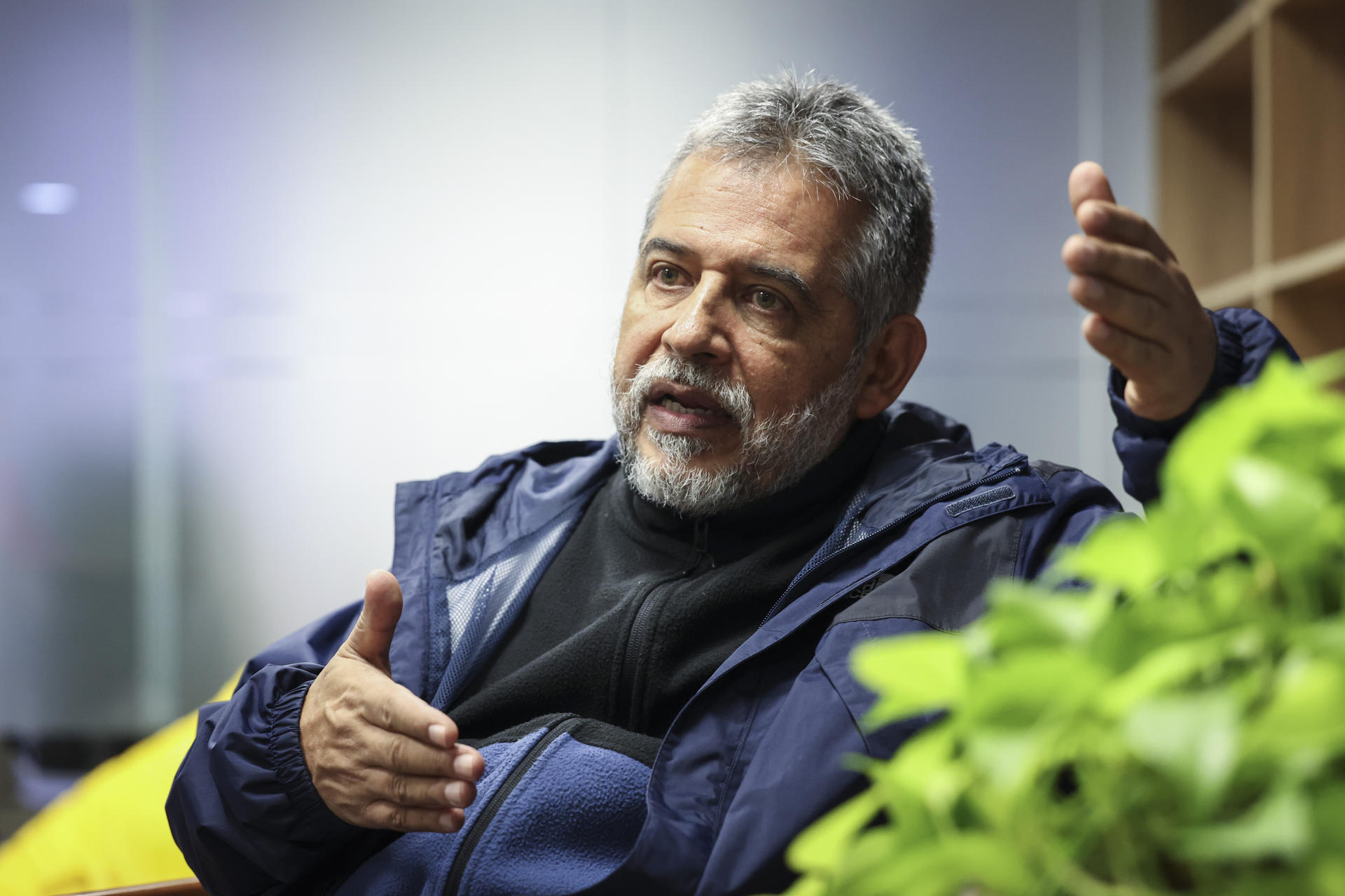 El escritor colombiano Mario Mendoza fue captado el pasado 29 de mayo, durante una entrevista con EFE, en Sao Paulo (Brasil). EFE/Sebastiao Moreira
