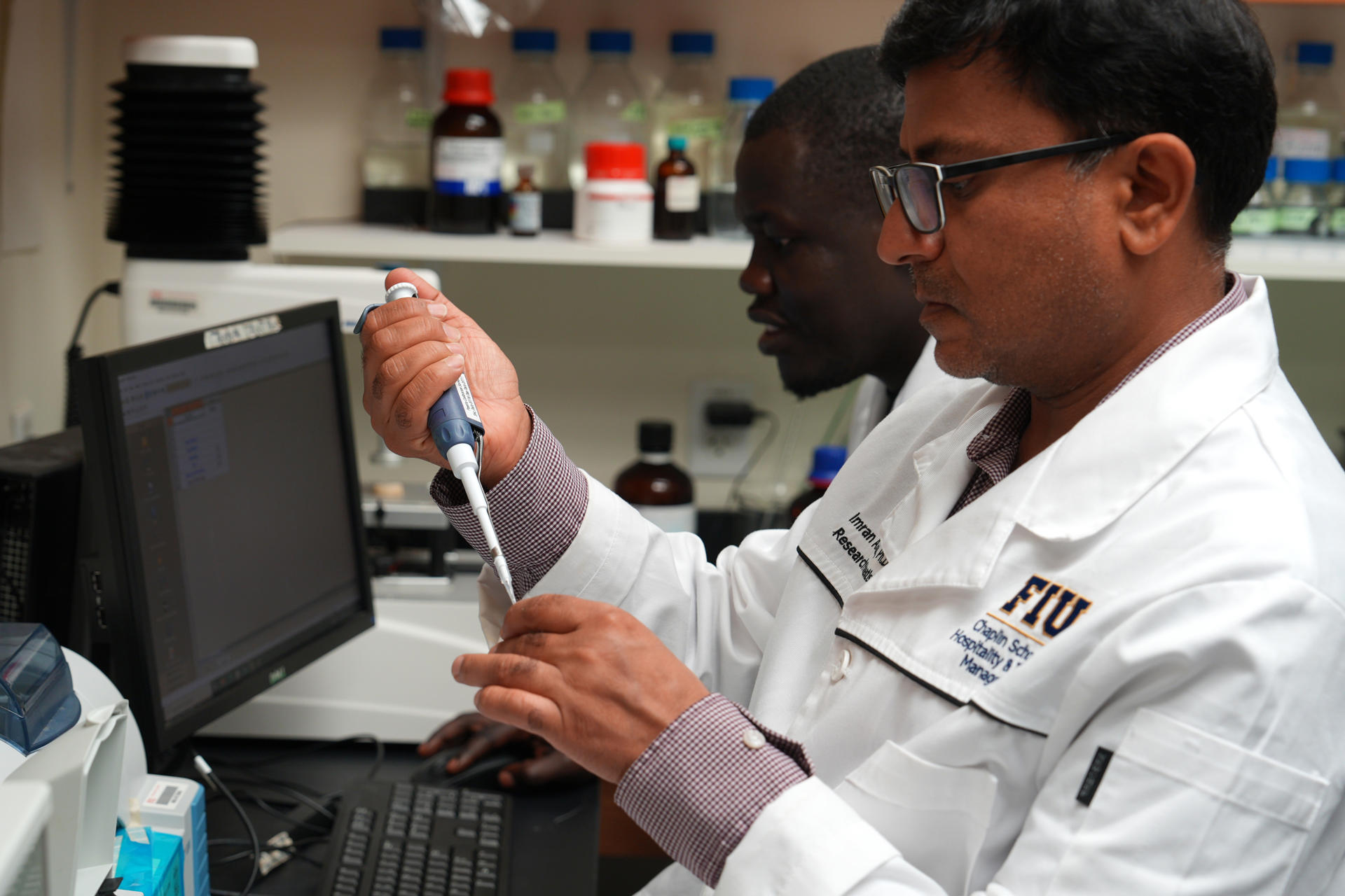 El profesor en la Escuela Chaplin de Gestión de Hostelería y Turismo de la Universidad Internacional de Florida (FIU), Imran Ahmad (d), fue captado al realizar pruebas de investigación acerca del sargazao, junto al estudiante de doctorado Patrick Ben Emoi Otema, en el laboratorio del Campus Biscayne Bay en Miami (FL, EE.UU.). EFE/ Alberto Boal
