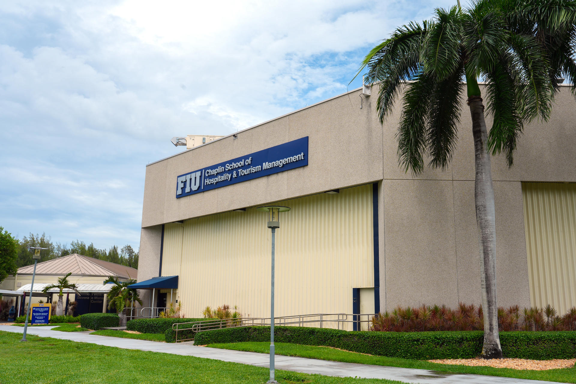 Vista general de la entrada de la Escuela Chaplin de Gestión de Hostelería y Turismo de la Universidad Internacional de Florida (FIU), en el Campus Biscayne Bay, en Miami (FL, EE.UU.). EFE/Alberto Boal
