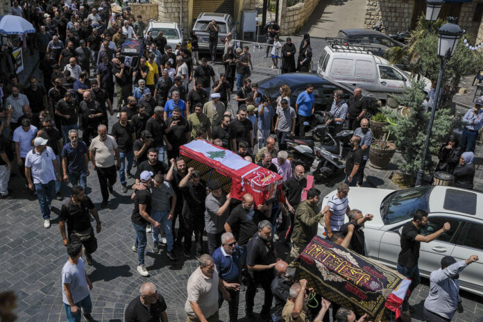 - La localidad de Wardanieh, en Líbano, despide a una familia de seis miembros fallecida en un bombardeo israelí contra Marwanieh, en el sur del país, donde murieron los dos progenitores y sus cuatro hijos tras haber sido desplazados previamente de la localidad fronteriza de Khiam. EFE/ Edgar Gutiérrez
