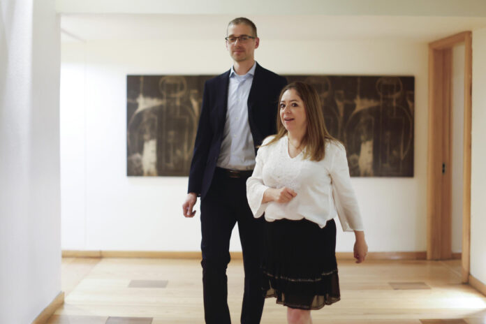 Fotografía del 27 de abril de 2026 que muestra a la representante para América Latina de la Asociación Internacional de Edulcorantes (ISA por sus siglas en inglés), Laura Miranda (d), y el director general de ISA, Laurent Oger, llegando a una entrevista con EFE en Ciudad de México (México). EFE/ Sashenka Gutiérrez
