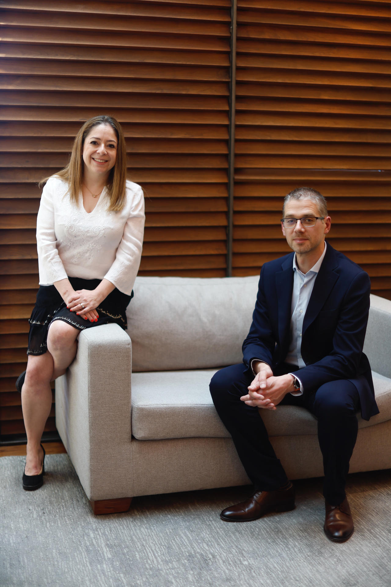 Fotografía del 27 de abril de 2026 que muestra a la representante para América Latina de la Asociación Internacional de Edulcorantes (ISA por sus siglas en inglés), Laura Miranda (i), y el director general de ISA, Laurent Oger, posando en una entrevista con EFE en Ciudad de México (México). EFE/ Sashenka Gutiérrez