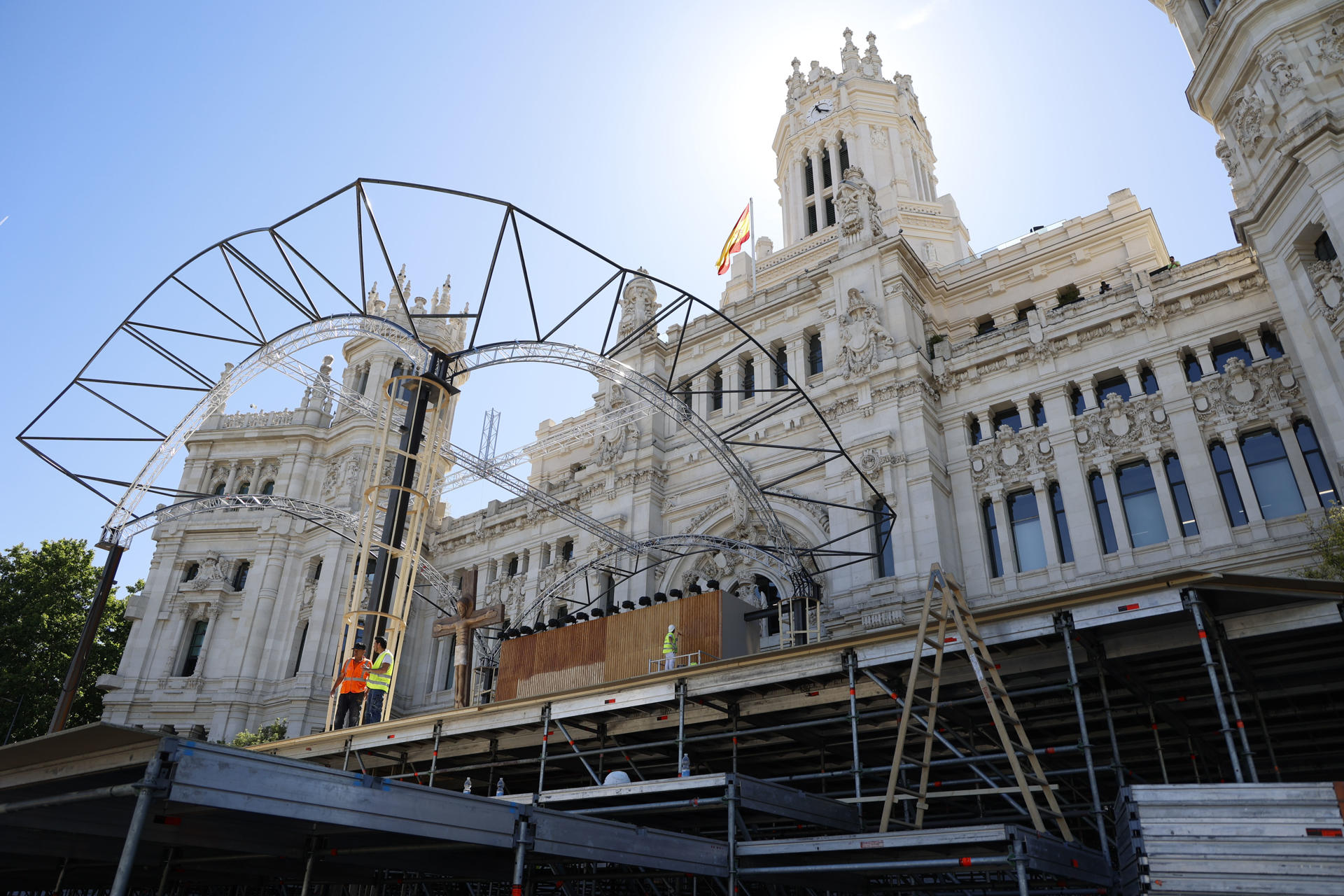 Operarios trabajan este jueves en la instalación de una de las estructuras que acogerán los principales actos del papa en la Plaza de Cibeles, con motivo de la visita del pontífice que llega a la capital el próximo sábado, 6 de junio. EFE/Maria Aguilella Pardo