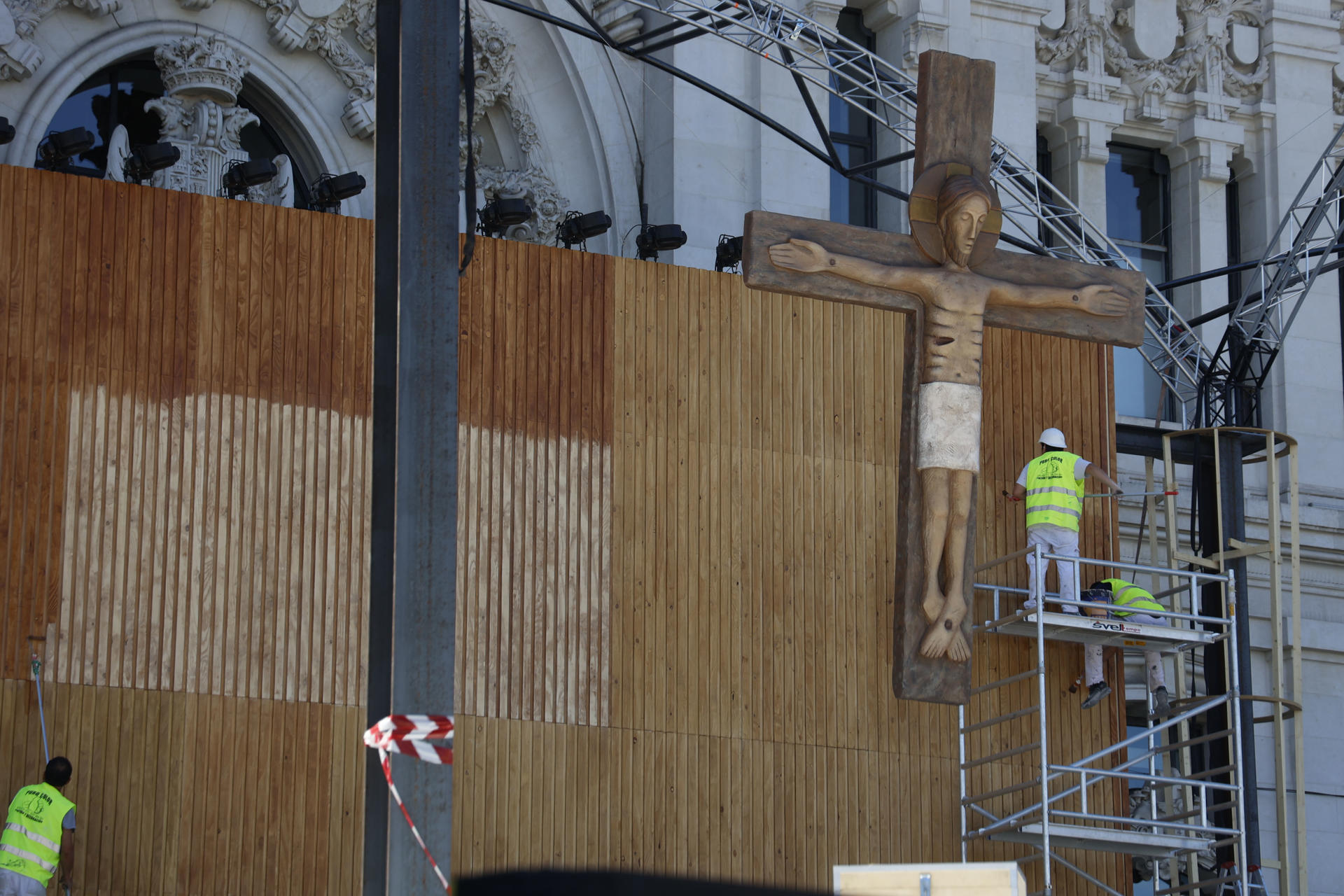 - Operarios trabajan este jueves en la instalación de una de las estructuras que acogerán los principales actos del papa en la Plaza de Cibeles, con motivo de la visita del pontífice que llega a la capital el próximo sábado, 6 de junio. EFE/Maria Aguilella Pardo
