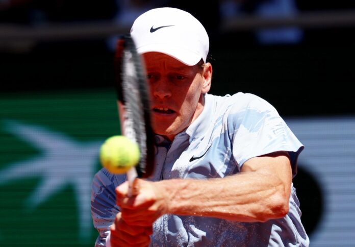 Jannik Sinner durante un partido en Roland Garros EFE/EPA/MOHAMMED BADRA
