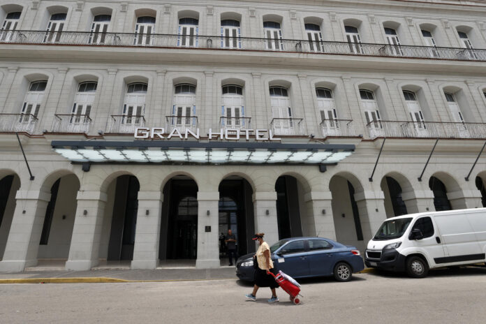 Una mujer camina frente a un hotel este 3 de junio de 2026, en La Habana (Cuba). EFE/ Ernesto Mastrascusa
