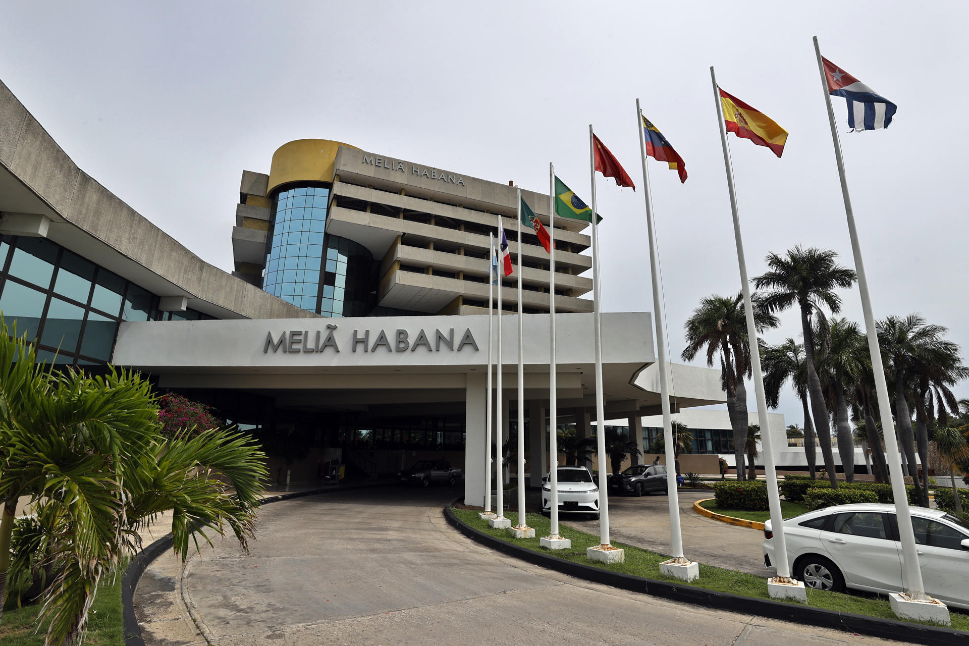 Fotografía que muestra la fachada de un edificio de la cadena hotelera española Meliá este 3 de junio de 2026, en La Habana (Cuba). EFE/ Ernesto Mastrascusa
