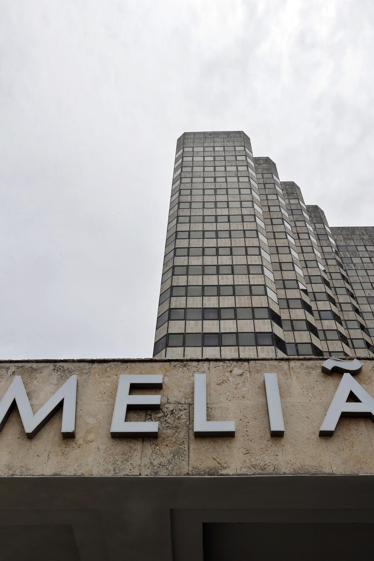 Fotografía que muestra la fachada de un edificio de la cadena hotelera española Meliá este 3 de junio de 2026, en La Habana (Cuba). EFE/ Ernesto Mastrascusa
