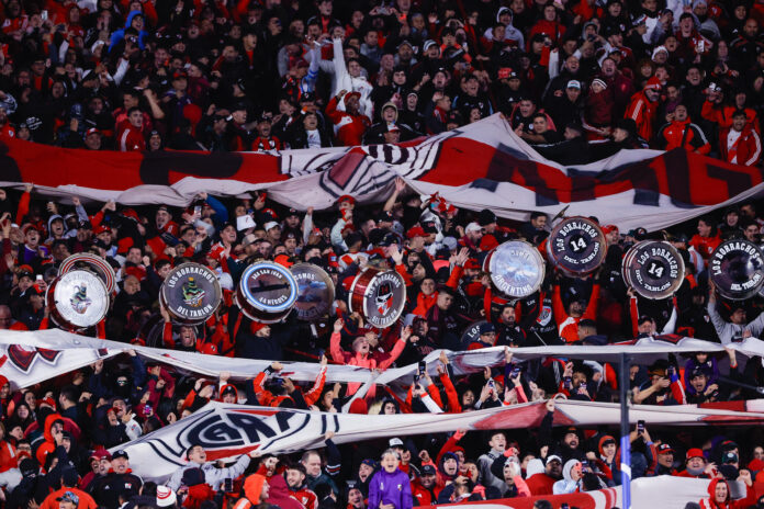Aficionados de River Plate animan durante un partido disputado el pasado 20 de mayo. EFE/ Juan Ignacio Roncoroni
