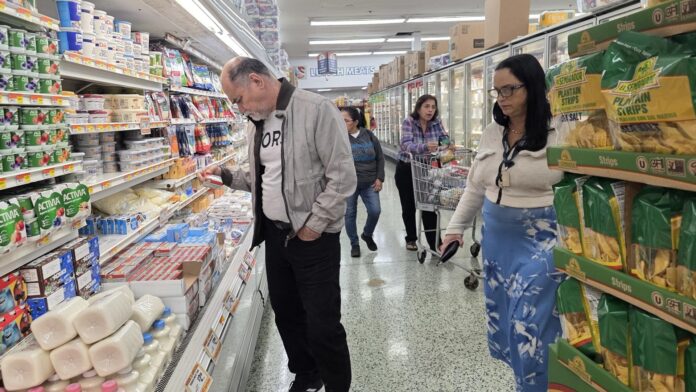 Personas realizan compras en un supermercado de Miami (EEUU). Imagen de archivo. EFE/ Alberto Boal
