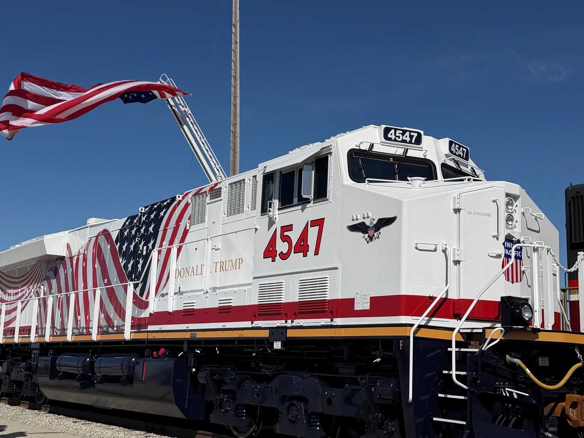 Fotografía cedida de un detalle de la locomotora n.º 4547, una unidad conmemorativa que rinde homenaje a Donald J. Trump, inicia su primera misión transportando componentes de cohetes para el programa de exploración lunar Artemis III de la NASA el 2 de junio cerca de la localidad de Corrine en Utah (EE.UU.). EFE/Union Pacific

