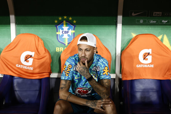 Fotografía de archivo que muestra al jugador de la selección de brasil, Neymar Jr, reaccionando durante un partido amistoso entre Brasil y Panamá en el estadio Maracaná, en Río de Janeiro (Brasil). EFE/ André Coelho
