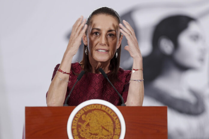 La presidenta de México, Claudia Sheinbaum, habla durante una rueda de prensa este jueves en Palacio Nacional de la Ciudad de México (México). EFE/Isaac Esquivel

