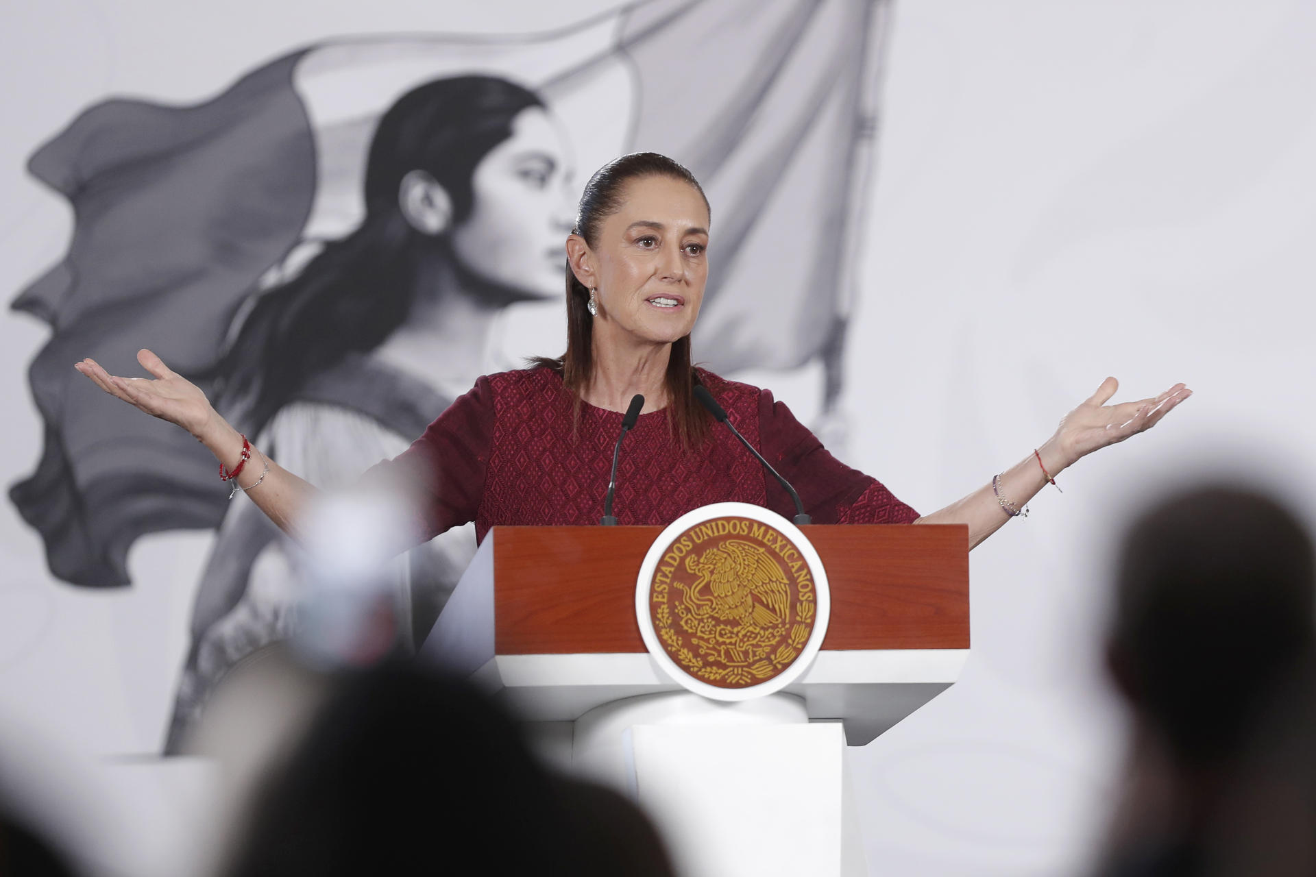 La presidenta de México, Claudia Sheinbaum, habla durante una rueda de prensa este jueves en Palacio Nacional de la Ciudad de México (México). EFE/Isaac Esquivel
