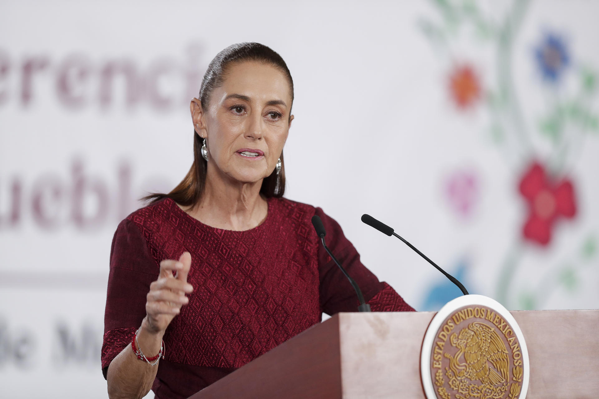 La presidenta de México, Claudia Sheinbaum, habla durante una rueda de prensa este jueves en Palacio Nacional de la Ciudad de México (México). EFE/Isaac Esquivel
