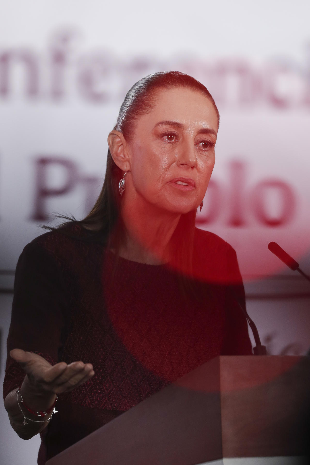 La presidenta de México, Claudia Sheinbaum, habla durante una rueda de prensa este jueves en Palacio Nacional de la Ciudad de México (México). EFE/Isaac Esquivel
