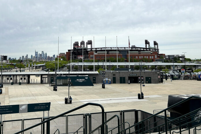 Fotografía que muestra la plaza situada entre el estadio Lincoln Financial Field y el parque Citizens Bank, en Filadelfia (EE.UU.). EFE/ Andrés Sánchez Braun
