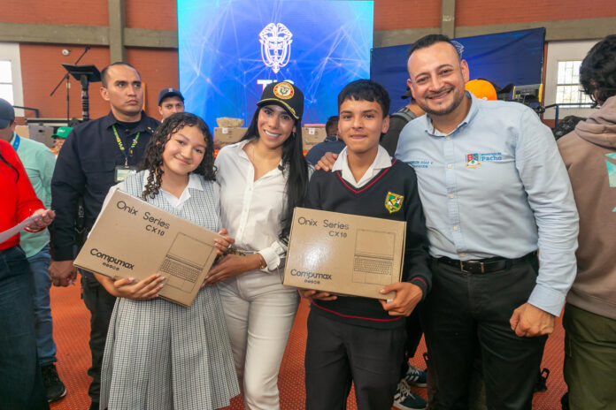 Fotografía cedida por el Ministerio colombiano de Tecnologías de la Información y Comunicaciones (MinTIC) en la que aparece su ministra, Carina Murcia (c-i), durante una jornada de entrega de computadores a estudiantes de zonas apartadas del país. EFE/MinTIC
