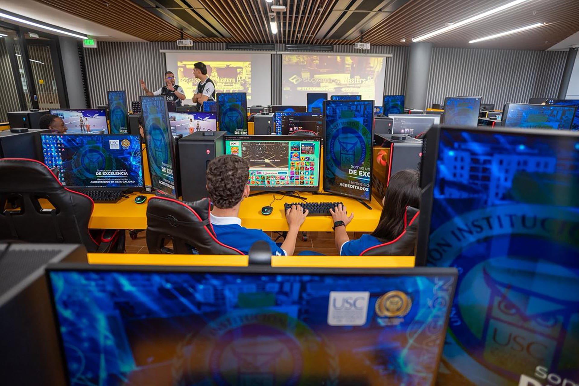 Fotografía cedida por el Ministerio colombiano de Tecnologías de la Información y Comunicaciones (MinTIC) que muestra a estudiantes al manipular computadores entregados por el Gobierno a un colegio. EFE/MinTIC
