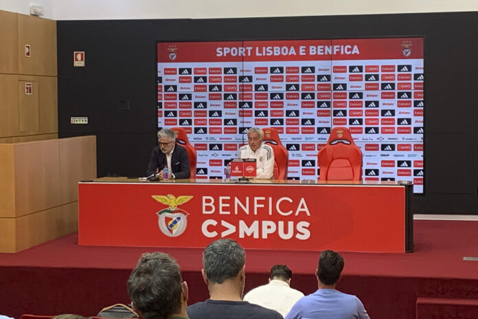 El entrenador del Benfica, José Mourinho, durante una rueda de prensa en el Benfica, su club de procedencia antes de comprometerse con el Real Madrid. Portugal.-EFE/ Blas Díaz
