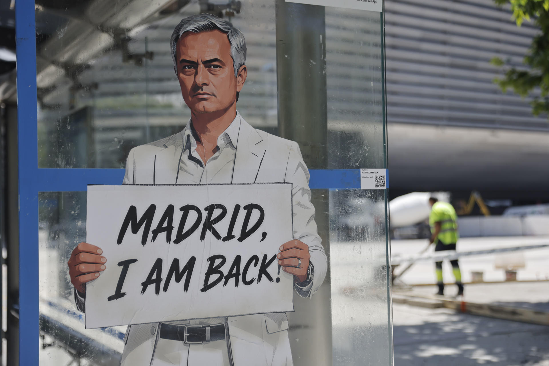 Una figura de José Mourinho, anunciado por Florentino Pérez como su entrenador si sale elegido presidente, en una marquesina de autobuses delante del estadio Santiago Bernabéu. EFE/ Marcos Villaoslada
