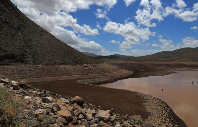 Fotografía de archivo que muestra el bajo nivel de agua en la presa Las Lajas en el municipio de Buenaventura, en el estado de Chihuahua (México). EFE/ Luis Torres

