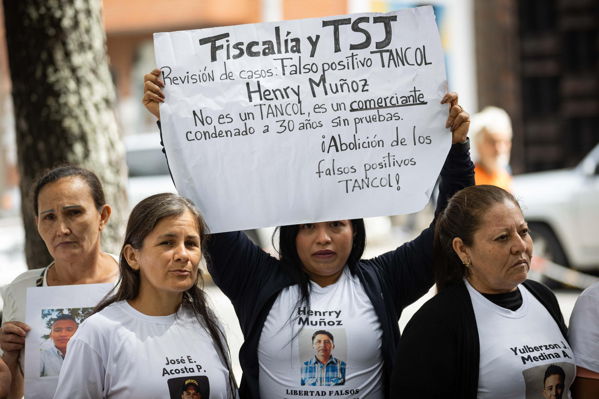 Familiares de presos políticos sostienen carteles durante una manifestación este jueves, en Caracas (Venezuela). Familiares de presos políticos protestan frente al Ministerio Público para exigir la liberación de los presos acusados por terrorismo y vinculados con las Tancol, acrónimo acuñado por las autoridades venezolanas para referirse a 'terroristas armados narcotraficantes colombianos'. EFE/ Ronald Peña R
