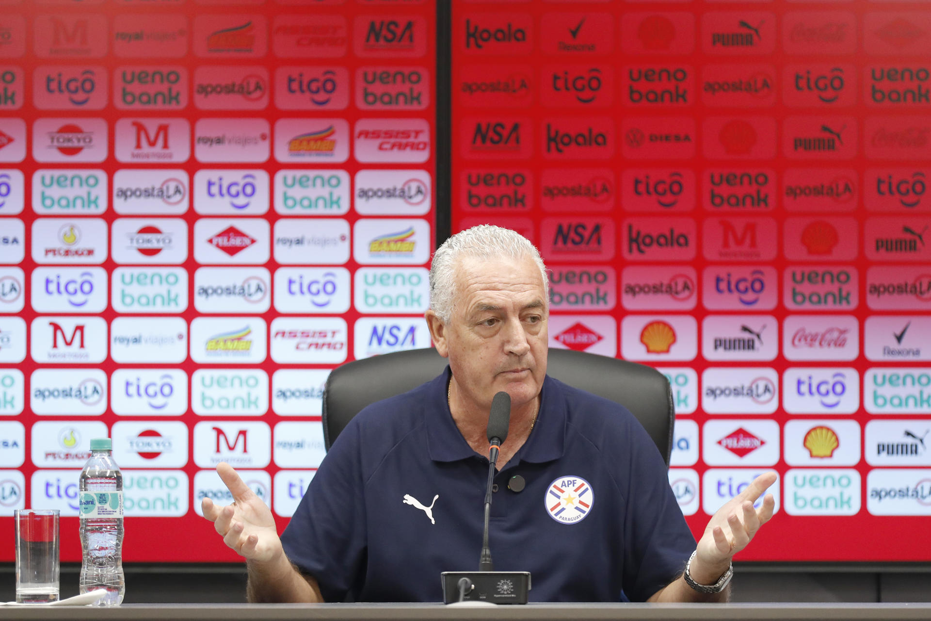 El seleccionador de Paraguay Gustavo Alfaro habla en una rueda de prensa en Ypané (Paraguay).  EFE/ Juan Pablo Pino
