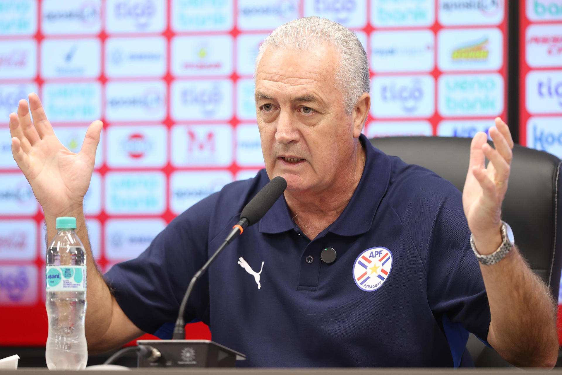 El seleccionador de Paraguay Gustavo Alfaro habla en una rueda de prensa en Ypané (Paraguay).  EFE/ Juan Pablo Pino
