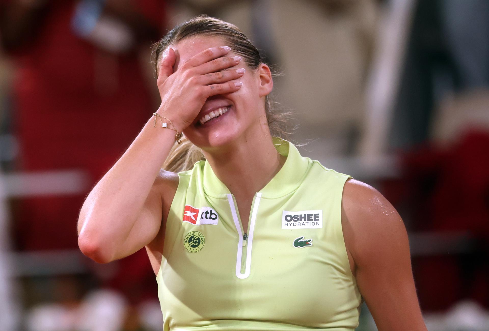 La polaca Maja Chwalinska celebra emocionada su victoria ante la rusa Diana Schnaider y su clasificación para la final de Roland Garros. (Tenis, Abierto, Francia, Polonia, Rusia) EFE/EPA/MOHAMMED BADRA
