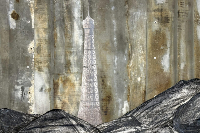Una exposición de dibujos y diseños de La Caverna del Pont Neuf, una instalación del artista parisino JR dañada por el viento a pocos días de su apertura en el famoso puente parisino y cuya mayor influencia es la caverna de Platón, se inaugura este viernes en la galería Perrotin de la capital francesa. La exhibición ofrece múltiples visuales imaginadas de La Caverna del Pont Neuf, un cubrimiento artístico del puente más antiguo de París que homenajea al dúo creativo Christo y Jeanne-Claude -que 