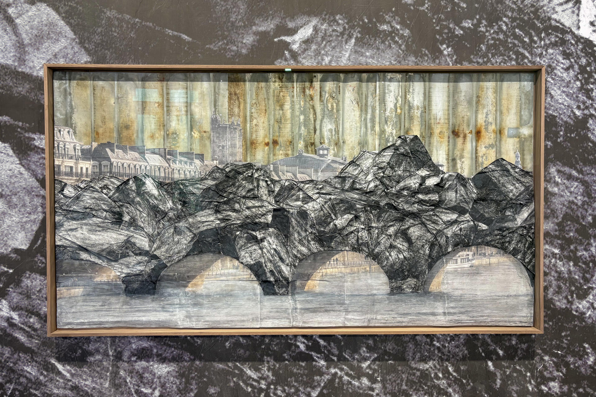 Una exposición de dibujos y diseños de La Caverna del Pont Neuf, una instalación del artista parisino JR dañada por el viento a pocos días de su apertura en el famoso puente parisino y cuya mayor influencia es la caverna de Platón, se inaugura este viernes en la galería Perrotin de la capital francesa. La exhibición ofrece múltiples visuales imaginadas de La Caverna del Pont Neuf, un cubrimiento artístico del puente más antiguo de París que homenajea al dúo creativo Christo y Jeanne-Claude -que "empaquetaron" el mismo puente con lonas blancas en 1985-, el cual vio cancelada su inauguración para este sábado tras haber sufrido importantes daños. EFE/ Pol Lloberas Cardona
