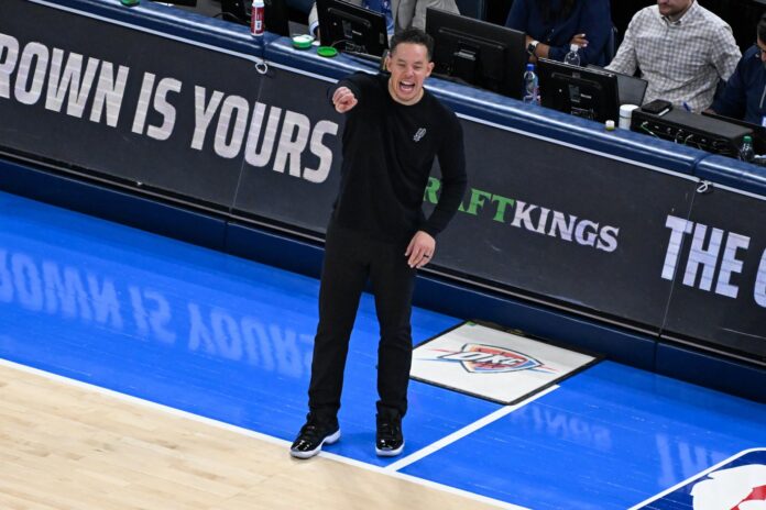 Fotografía de archivo del 26 de mayo de 2026 en la que se observa al entrenador de los San Antonio Spurs, Mitch Johnson, al reaccionar durante el partido 5 de las Finales de la Conferencia Oeste de la NBA entre los Oklahoma City Thunder y los San Antonio Spurs en Oklahoma City (EE.UU.). EFE/MANUELA SOLDI PROHIBIDO SU USO EN SHUTTERSTOCK

