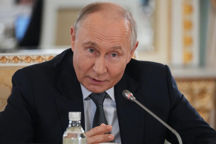 El presidente ruso Vladimir Putin se reúne con representantes de agencias de noticias internacionales al margen del Foro Económico Internacional de San Petersburgo en el Palacio Konstantinovsky en San Petersburgo, Rusia, el 04 de junio de 2026. El 29º SPIEF se celebra del 03 al 06 de junio de 2026. (Rusia, San Petersburgo) EFE/EPA/DMITRI LOVETSKY/AP POOL
