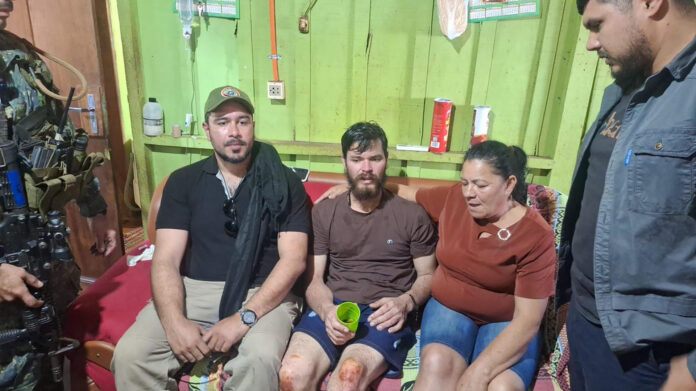 Fotografía cedida este 4 de junio por el Ministerio del Interior de Paraguay que muestra al paraguayo de ascendencia brasileña Almir de Brum (c), después de ser liberado de un secuestro, en Curuguaty (Paraguay). EFE/Ministerio Del Interior De Paraguay
