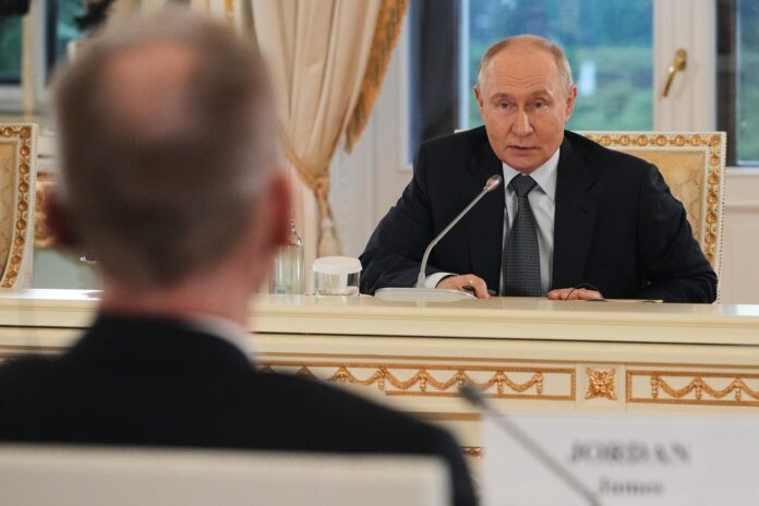El presidente ruso, Vladímir Putin (D), responde a una pregunta del director de noticias de Europa/África de The Associated Press, James Jordan (I), durante una reunión con representantes de agencias de noticias internacionales al margen del Foro Económico Internacional de San Petersburgo (SPIEF) en el Palacio Konstantínovski de San Petersburgo, Rusia, el 4 de junio de 2026. El 29º SPIEF se celebra del 3 al 6 de junio de 2026. (Jordania, Rusia, San Petersburgo) EFE/EPA/DMITRI LOVETSKY/AP POOL
