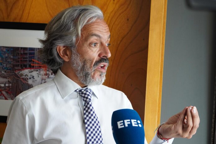 El excompañero de fórmula de la candidata a la presidencia de Colombia, Paloma Valencia, Juan Daniel Oviedo, habla este jueves durante una entrevista con EFE en Bogotá (Colombia). EFE/ Pablo R. Seco
